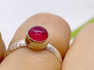 Anillo Solitario Calcedonia Fucsia