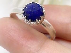 Anillo Solitario Lapislazuli Corona