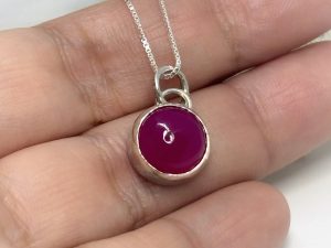 Mini colgante Agata Fucsia.