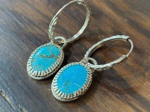 Argollas con turquesas.