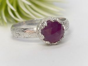 Anillo corindon de rubi.