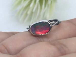 Anillo opalo boreal bisel.